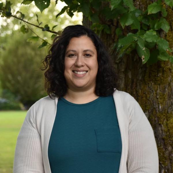Anelise Montan standing in front of a tree on campus